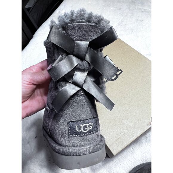 UGG Bailey Bow II grey boot kids girl size 1 - Picture 2 of 7